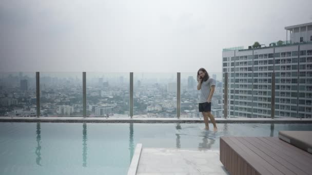 Lone Man Having Conversation Phone Pool Porch Breathtaking View High — Stok video