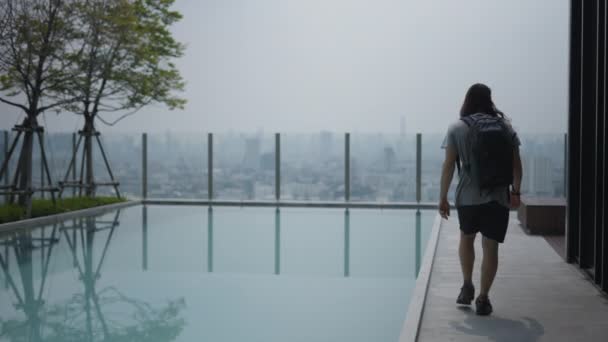 Traveler Backpack Walks Pool Rooftop Opens Laptop Start Working View — 비디오