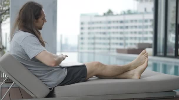 Casual Guy Computer Laptop Relaxing Poolside Hotel Rooftop Closeup Sideview — Stockvideo