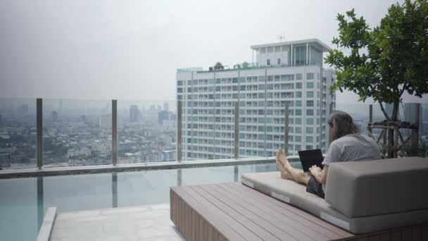 Freelancer Businessman Working His Computer Laptop Luxury Hotel Bangkok Thailand — Stok video