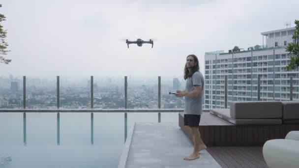 Muž Létající Dron Střeše Budovy Bazénu Bangkoku Thajsko Široký Horizontální — Stock video