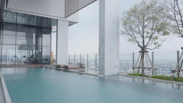 Panning Luxury Hotel Basenem Nieskończoności Dachu Bangkoku Tajlandia Poziome Wideo — Wideo stockowe