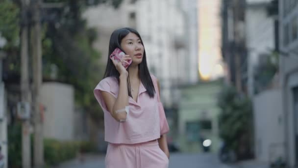 Girl Walking Street Talking Phone Her Hand Pocket Her Jam — Stockvideo