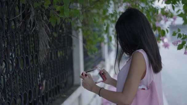 Girl Standing Street Doing Nature Video Her Mobile Horizontal Video — Stockvideo