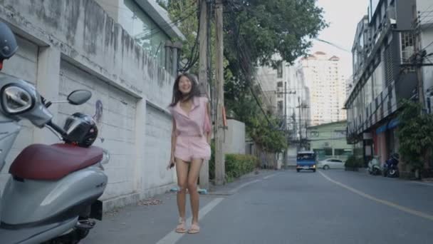 Χαριτωμένο Κορίτσι Χορεύει Χαρούμενα Και Τρέχει Κάτω Από Δρόμο Φορώντας — Αρχείο Βίντεο