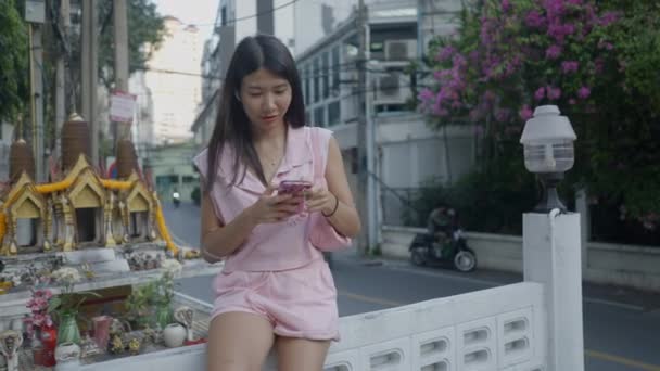Cinematic View Beautiful Young Girl Casual Clothes Sitting Using Mobile — 图库视频影像