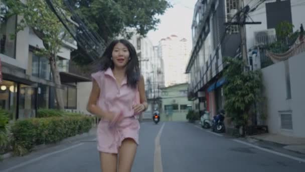 Girl Dancing Happily Road Phone Her Hand Horizontal Video — Wideo stockowe