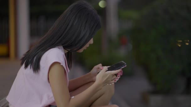 Een Overstuur Vrouw Met Een Mobiele Telefoon Zittend Vloer Horizontale — Stockvideo