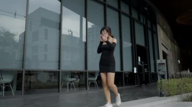 Telefonda konuşan ve fotoğrafını çekmeyi reddeden bir kadın... 4K yatay video.