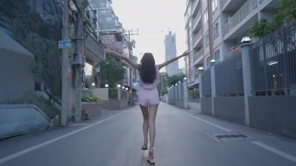 Cinematic View Girl Happily Running Street Camera Her Horizontal Video — ストック動画