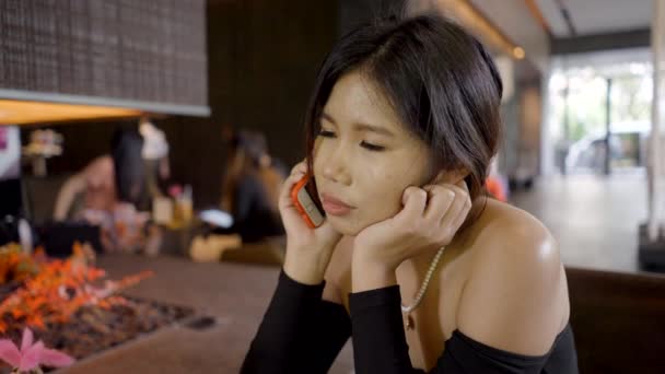 Кінофільм Про Привабливу Усміхнену Дівчину Азіатського Бізнесу Яка Розмовляє Мобільному — стокове відео