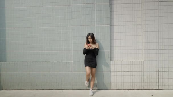 Дівчина Спиралася Стіну Використовувала Телефон Раптом Сміялася Коли Камера Йде — стокове відео