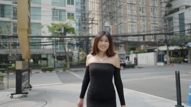 Beautiful Girl Posing Photo Shoot While Walking Street Horizontal Video — 비디오