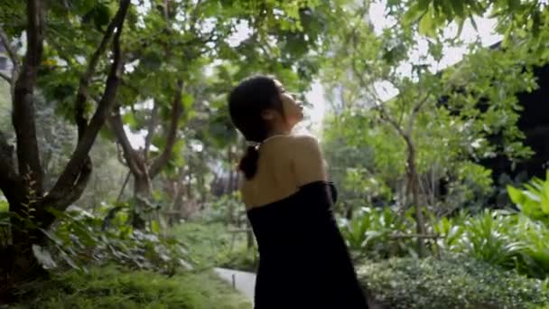 Girl Enjoying Beauty Walking Jungle Horizontal Video — ストック動画