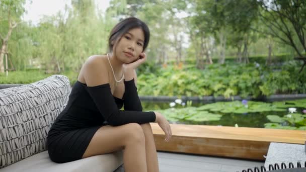 Seorang Gadis Duduk Sebuah Restoran Dengan Tangan Pangkuannya Untuk Mengambil — Stok Video