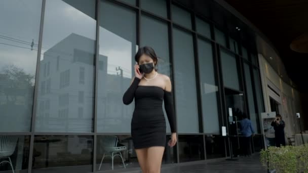 Woman Wearing Medical Mask Talking Mobile Phone Wearing Black Dress — Video