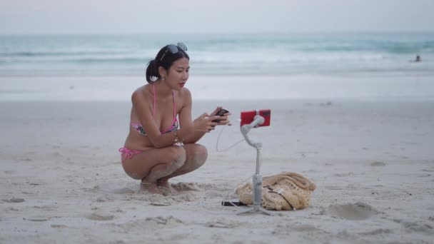 Travel Blogger Live Stream Tropical Beach Asian Girl Using Mobile — Stockvideo