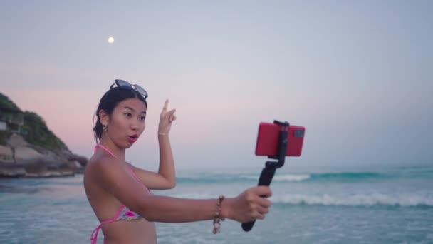 Asian Girl Travel Influencer Live Stream Filming Herself Touching Moon — Vídeo de stock