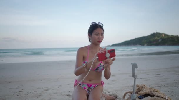 Hermosa Chica Asiática Conectando Teléfono Osmo Móvil Om5 Gimbal Sentado — Vídeo de stock