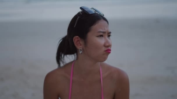 Kasvot Lähikuva Thaimaalainen Tyttö Osoittaa Erilaisia Tunteita Kasvojen Ilmeitä Katsomalla — kuvapankkivideo