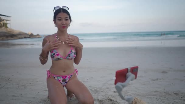 Asian Thai Girl Bikini Swimwear Beach Shooting Tiktok Video Sunset — Vídeos de Stock