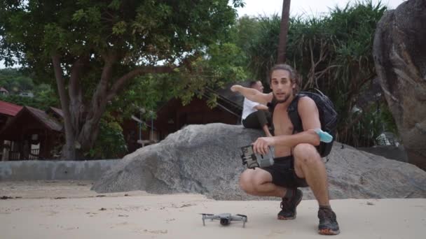 Spanish Travel Blogger Videographer Prepare Drone Flight Beach Explain Flight — Vídeo de stock