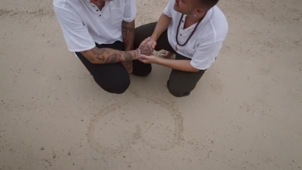 Gay Couple Draw Heart Sand Kiss Holding Hands Horizontal Video — Vídeos de Stock