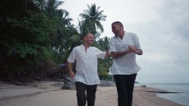 Cheerful Smiling Gay Couple Running Tropical Beach Horizontal Video — Stock Video