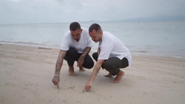 Engaged Gay Couple Honeymooners Draw Heart Shape Sand Kiss Beach — ストック動画