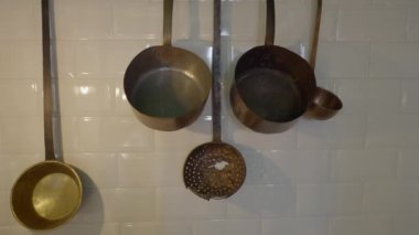 Beyaz fayans mutfak duvarında asılı metal çömlek çekimleri - 4K Yatay video