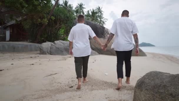 Summer Love Lgbtq Couple Have Romantic Moment Rocky Tropical Beach — Vídeo de Stock