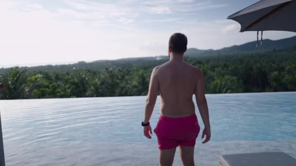 Shirtless Caucasian Man Walks Swimming Pool Swim Trunks See Picturesque – stockvideo