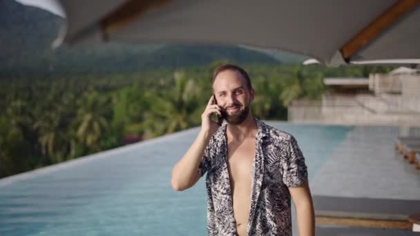 Erwachsener Bärtiger Mann Lächelt Die Kamera Während Infinity Pool Mit — Stockvideo