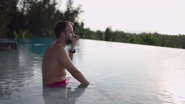 Adult Man Talking Phone Enjoying Sunset View Infinity Pool Rooftop — Stockvideo