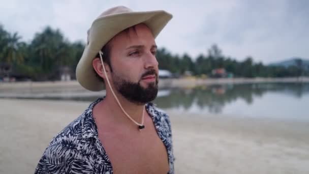 Relaxed Bearded Caucasian Man Cowboy Hat Traveling Exotic Island Walking — Vídeo de Stock
