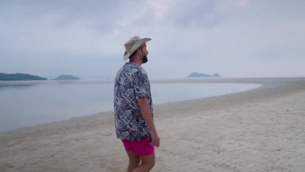 Erwachsener Mann Mittleren Alters Sommerkleidung Spaziert Der Sandküste Einer Tropischen — Stockvideo