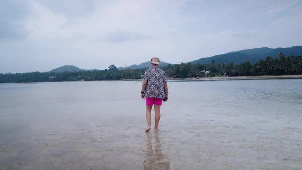 Back Push Shot Man Traveler Standing Shallow Sea Water Tropical — Stock Video