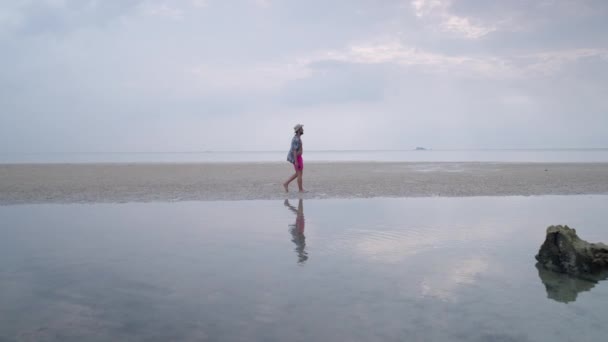 Caucasian Traveler Man Walking Spit Beach Sea Barefoot Cloudy Gloomy — Stockvideo