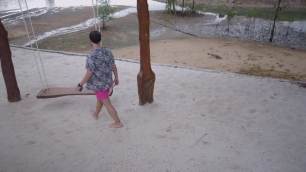 Man Come Sit Wooden Beach Swing Enjoy Swinging Thailand Island — ストック動画