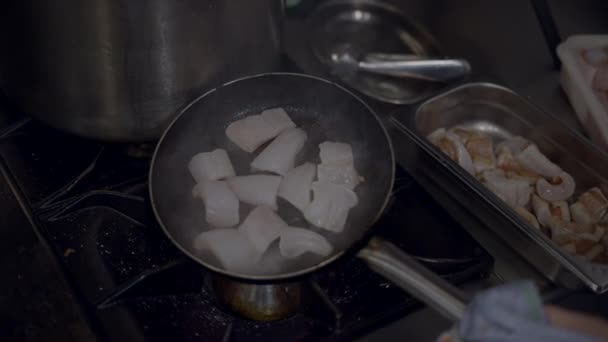 Vue Rapprochée Morceaux Poisson Blanc Enflammés Dans Une Poêle Frire — Video