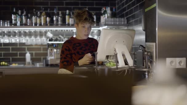 Mujer Pelo Corto Utiliza Computadora Teléfono Bar Restaurante Slomo Horizontal — Vídeo de stock