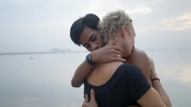 Bust Shot Thai Young Man Mature Caucasian Woman Kissing Seaside — Video Stock