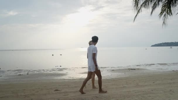 Interracial Couple Walking Holding Hands Sea Tropical Island Beach Sunset — Stockvideo