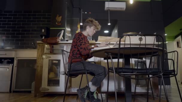 Ground View Push Out Young Woman Using Computer Empty Restaurant — Videoclip de stoc