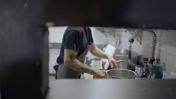Muž Kuchař Pracuje Restauraci Kuchyně Slomo Přes Díru Zdi Horizontální — Stock video