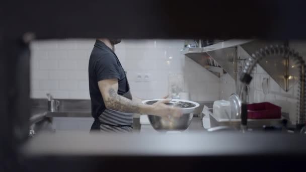 Chef Masculino Trabajando Cocina Restaurante Visto Través Agujero Pared Horizontal — Vídeos de Stock
