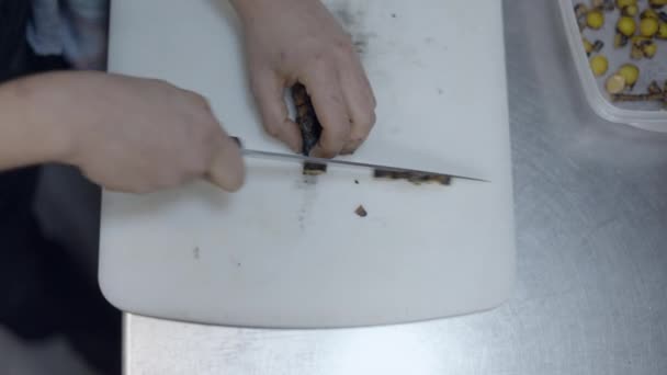 Close Overhead Shot Chef Cutting Vegetables Restaurant Kitchen Horizontal Video — Stock video