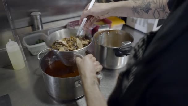 Αρσενικό Σεφ Στελέχη Σάλτσα Κατσαρόλα Στην Κουζίνα Shoulder Shot Οριζόντια — Αρχείο Βίντεο