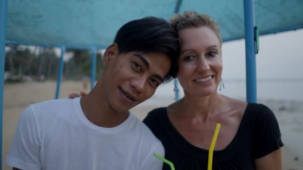 Feliz Matrimonio Interracial Pareja Con Una Brecha Edad Mirando Cámara — Vídeo de stock