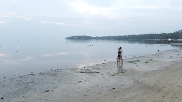 Interracial Travelers Couple Walking Island Beach Shallow Sea Water Sunset — Stockvideo
